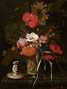 Bloemen in een versierde vaas